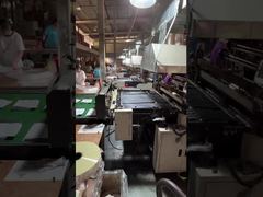 Línea de montaje de fabricación de precisión en funcionamiento