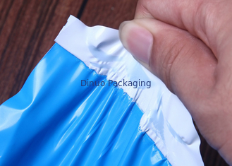 El anuncio publicitario Co-sacado azul de la película empaqueta los sobres plásticos para fijar a prueba de humedad
