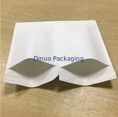El papel acanalado biodegradable del nuevo producto rellenó el sobre rígido para expreso