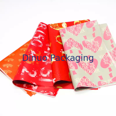 Envoltura de regalo de Navidad que empaqueta el papel de seda rojo con la impresión floral de la hoja de oro