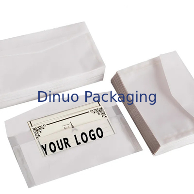 El sello auto-adhesivo biodegradable enceró los sobres de papel con el logotipo de encargo