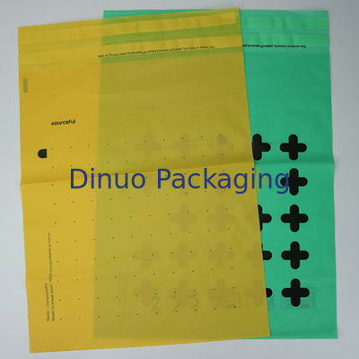 Transportes marítimos seguros y sostenibles con bolsas de correo compostables en verde y oro