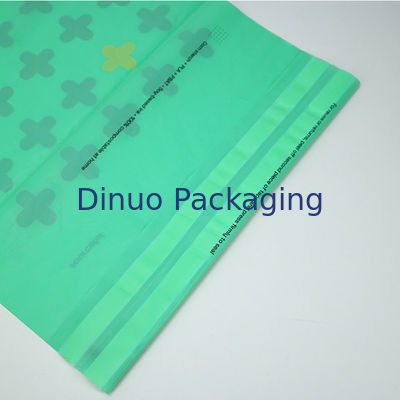 Transportes marítimos seguros y sostenibles con bolsas de correo compostables en verde y oro