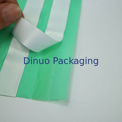 Transportes marítimos seguros y sostenibles con bolsas de correo compostables en verde y oro