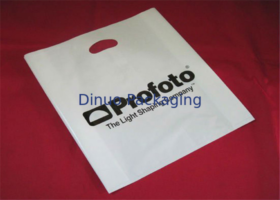 Bolsos materiales del envase de plástico de la ropa del LDPE con el logotipo de encargo de la manija impreso