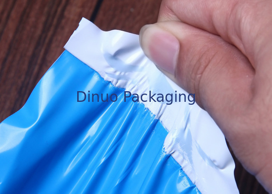 El anuncio publicitario Co-sacado azul de la película empaqueta los sobres plásticos para fijar a prueba de humedad