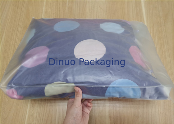 Bolsos de empaquetado claros del PVC con el botón para el paquete de la almohada y del traje de cuatro pedazos