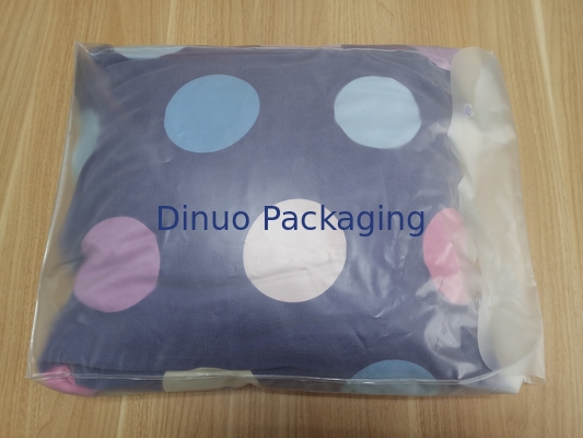 Bolsos de empaquetado claros del PVC con el botón para el paquete de la almohada y del traje de cuatro pedazos