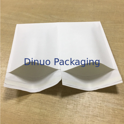 El papel acanalado biodegradable del nuevo producto rellenó el sobre rígido para expreso